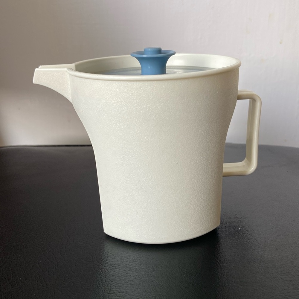 🌺TUPPERWARE 1414-3 Creamer with lid, almond and blue
